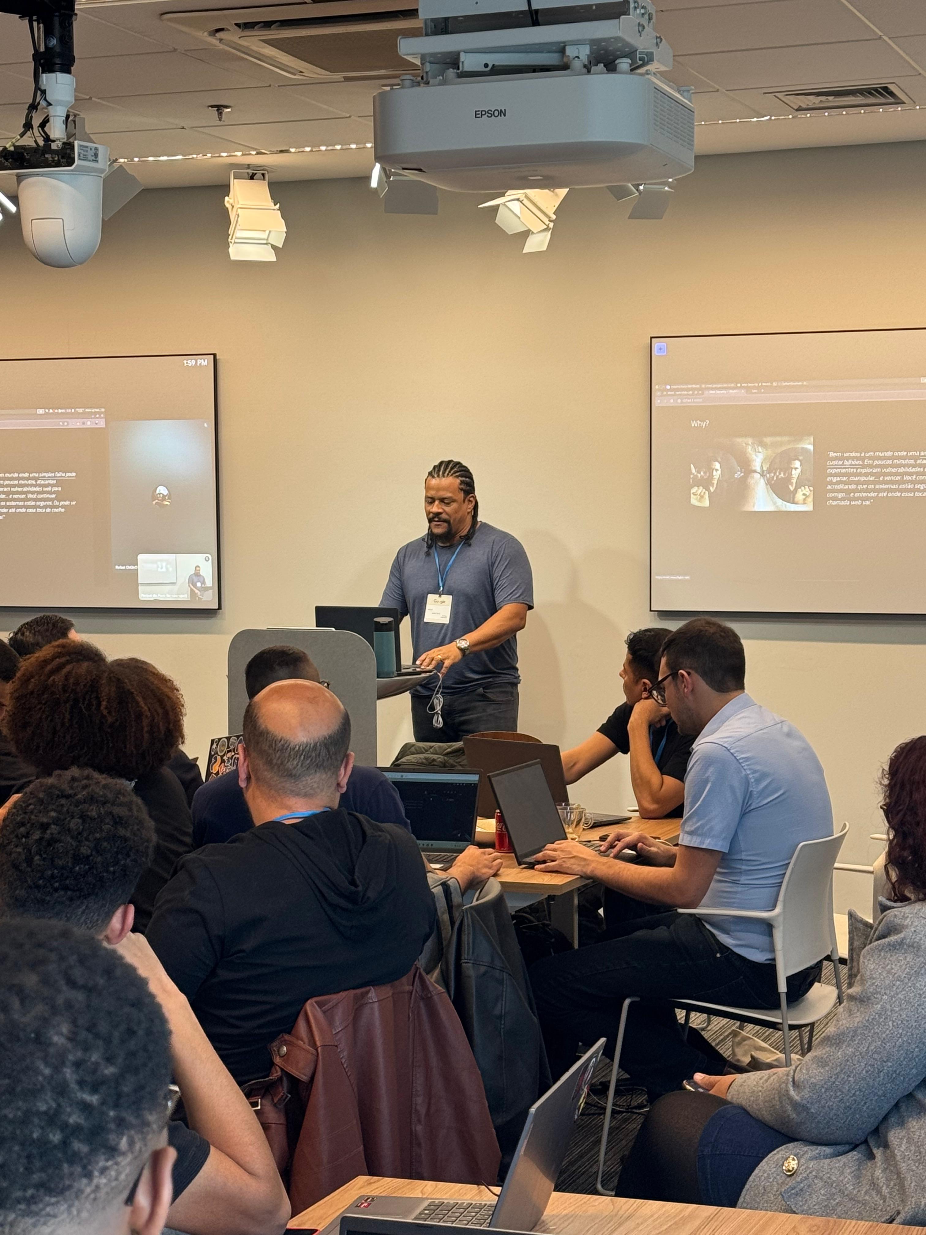 Instrutor apresentando
